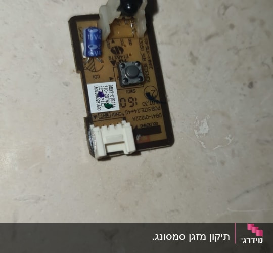 רכיב אלקטרוני קטן עם כפתור ומחבר